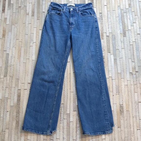 Abercrombie & Fitch Denim - Abercrombie & Fitch Women's Size 25 The '90s Relaxed High Rise Medium Wash Jeans